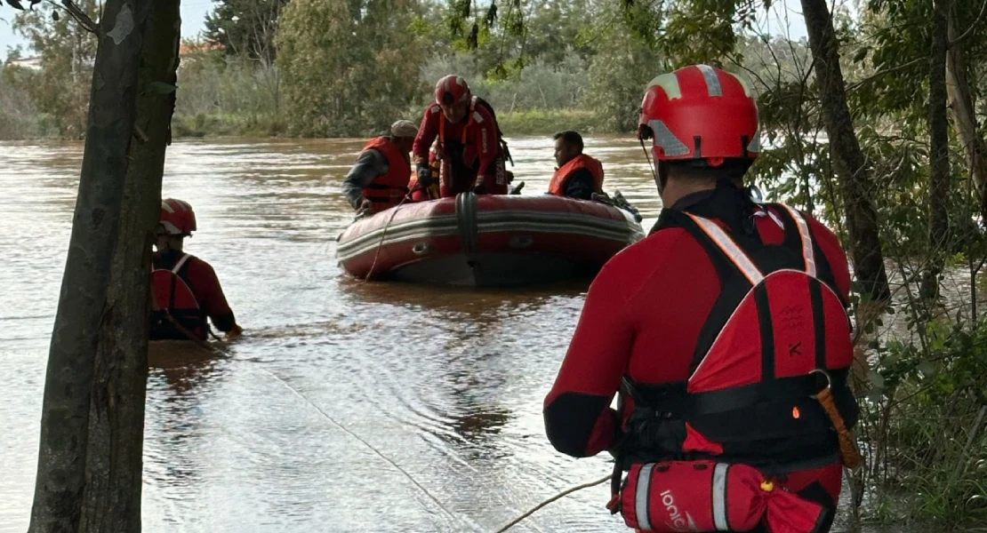 Rescatan a tres personas atrapadas por la crecida del Guadiana