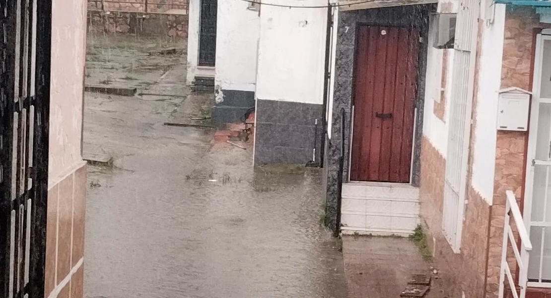 NO PUBLICAR: Vecinos de Badajoz incomunicados por la lluvia: “Tengo miedo de que mi hijo no pueda volver a casa”