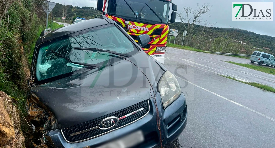 Excarcelan a una persona tras un accidente cerca de Segura de León