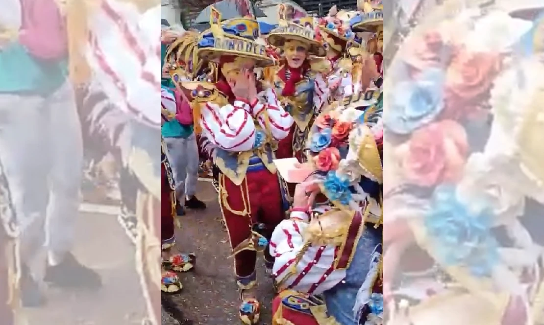 Pedida de mano de un comparsero de Caretos Salvavidas a su novia en el Desfile del Carnaval de Badajoz