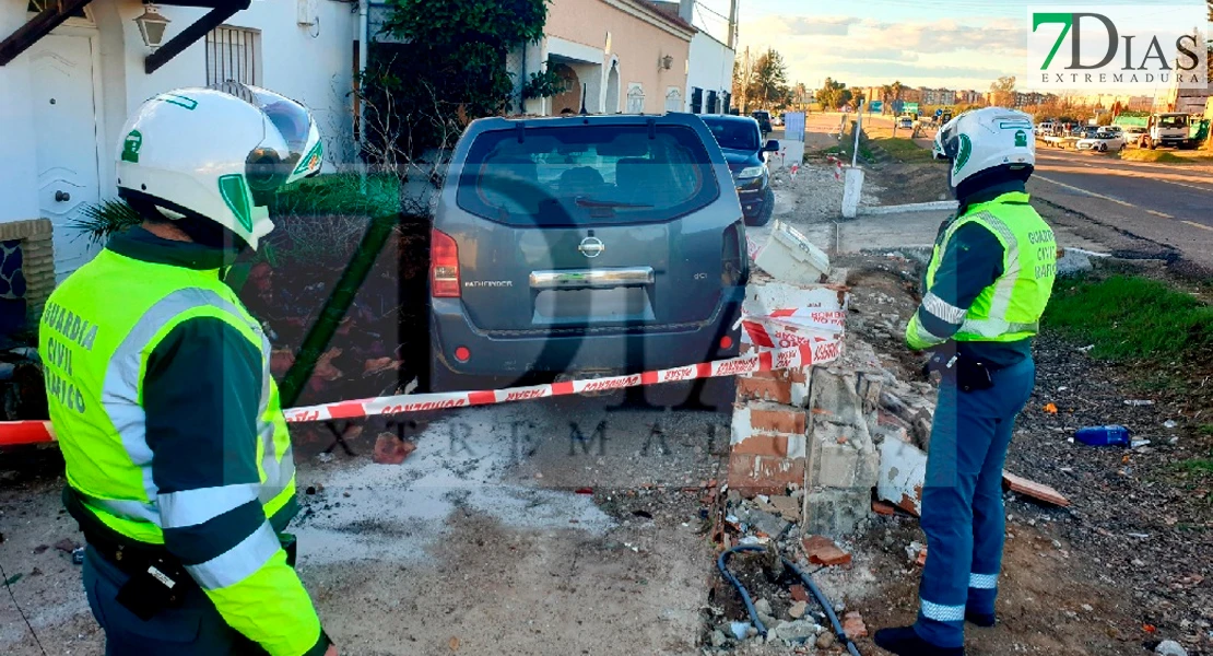 Se empotran contra una casa a la salida de Badajoz