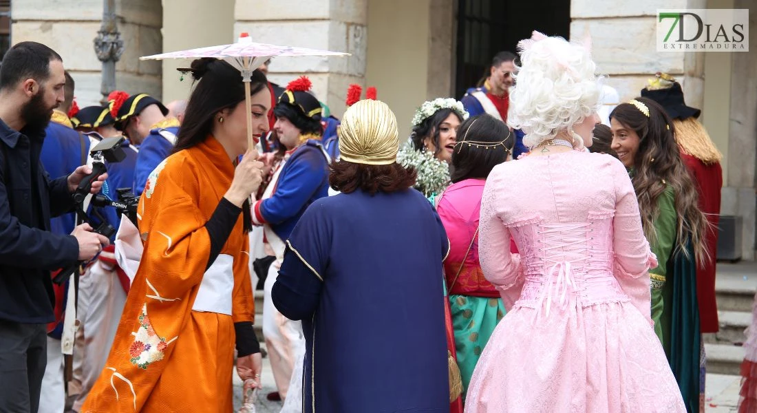 Boda carnavalera en Badajoz: ¡acho, que se casa Menacho!