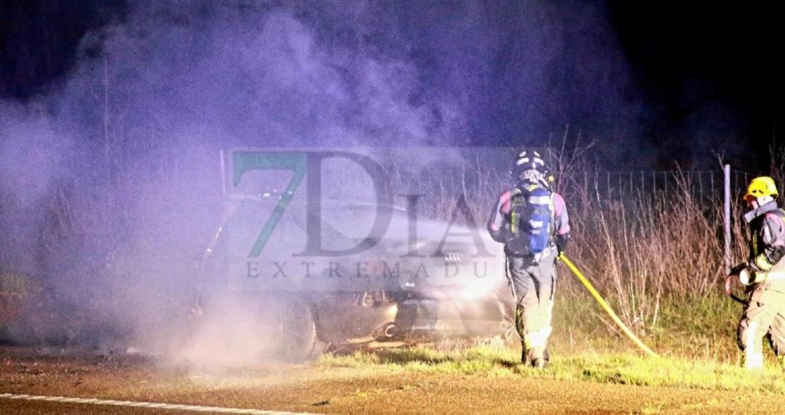 Sale ardiendo un vehículo en la A-5