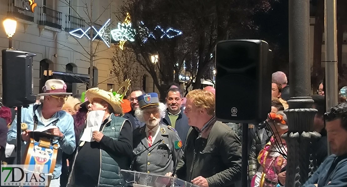 Así ha sido la inauguración de las tres nuevas placas del Paseo del Carnaval de Badajoz