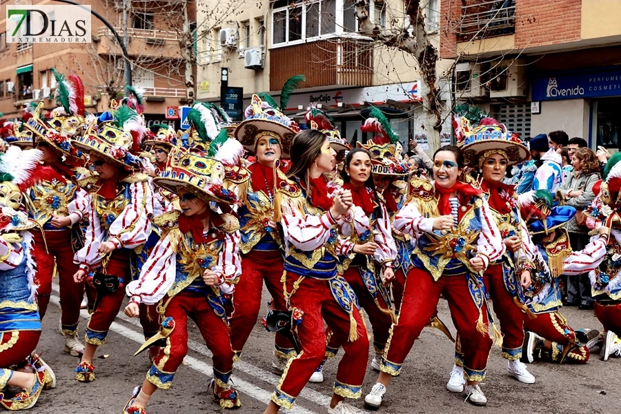 El mejor ambiente para llegar al ecuador del Carnaval de Badajoz está en San Roque