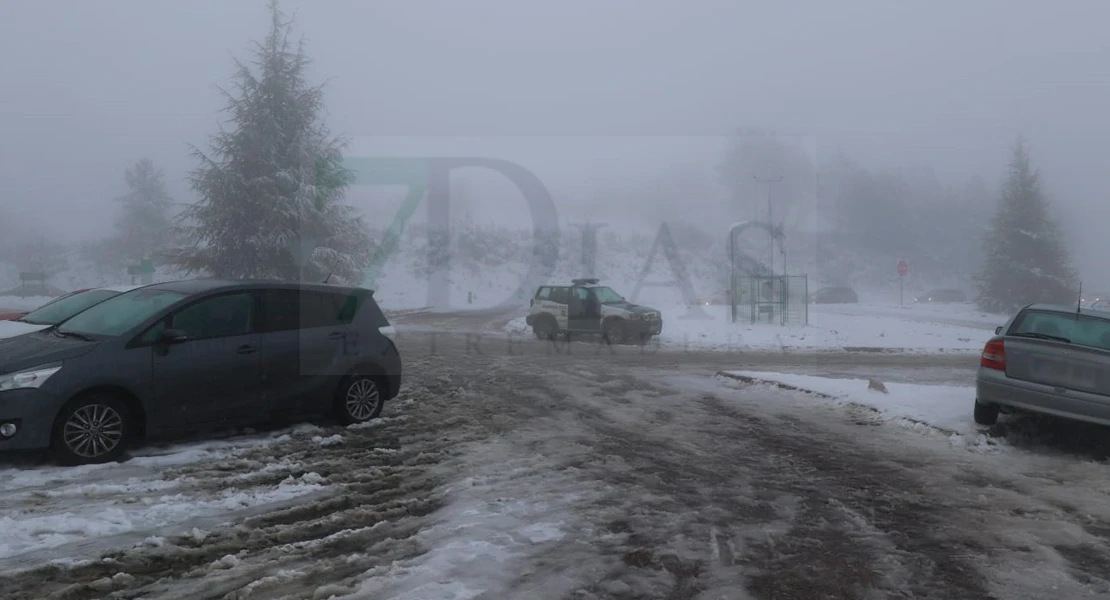 Cortan una carretera extremeña por la nieve