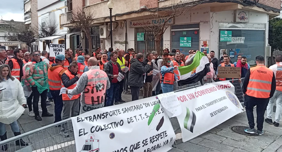 Técnicos de ambulancia se concentran en Mérida para exigir un convenio digno