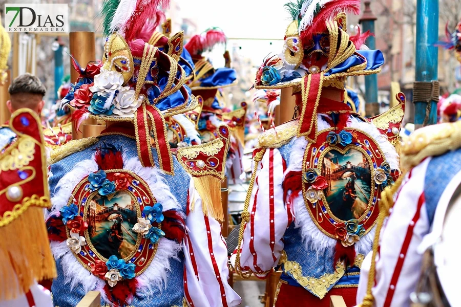 El mejor ambiente para llegar al ecuador del Carnaval de Badajoz está en San Roque