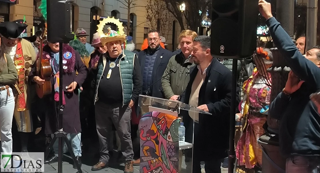 Así ha sido la inauguración de las tres nuevas placas del Paseo del Carnaval de Badajoz