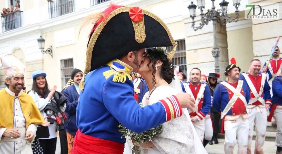 Boda carnavalera en Badajoz: ¡acho, que se casa Menacho!