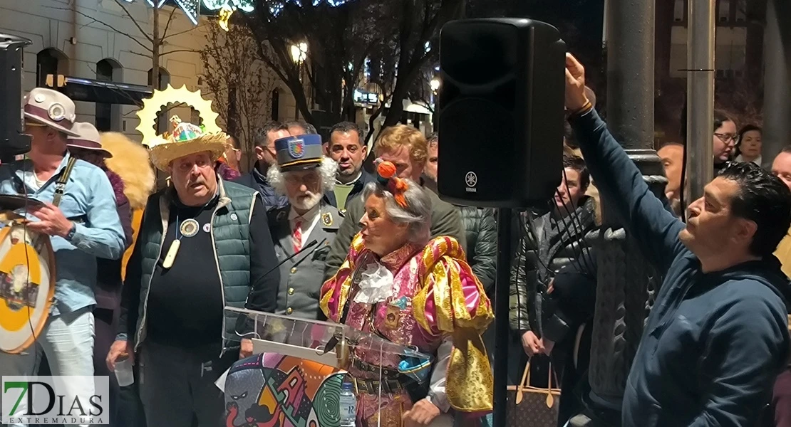 Así ha sido la inauguración de las tres nuevas placas del Paseo del Carnaval de Badajoz