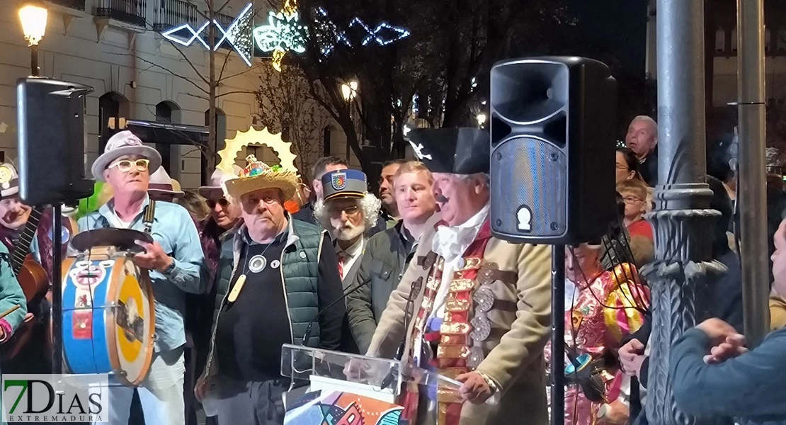 Así ha sido la inauguración de las tres nuevas placas del Paseo del Carnaval de Badajoz