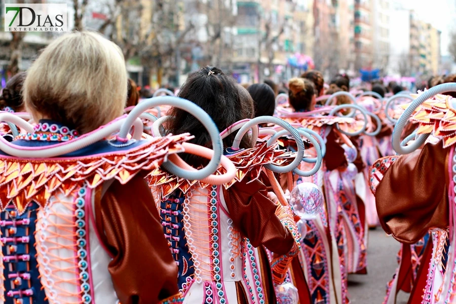 El mejor ambiente para llegar al ecuador del Carnaval de Badajoz está en San Roque