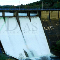 El Pantano de Villar del Rey al 100 % de su capacidad: empieza a aliviar agua