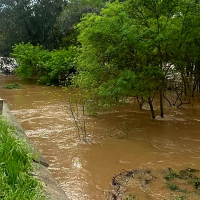 El badén de Talavera cortado al tráfico por la crecida del río