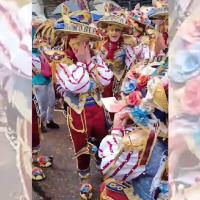 Un comparsero le pide matrimonio a su novia en el Desfile del Carnaval de Badajoz