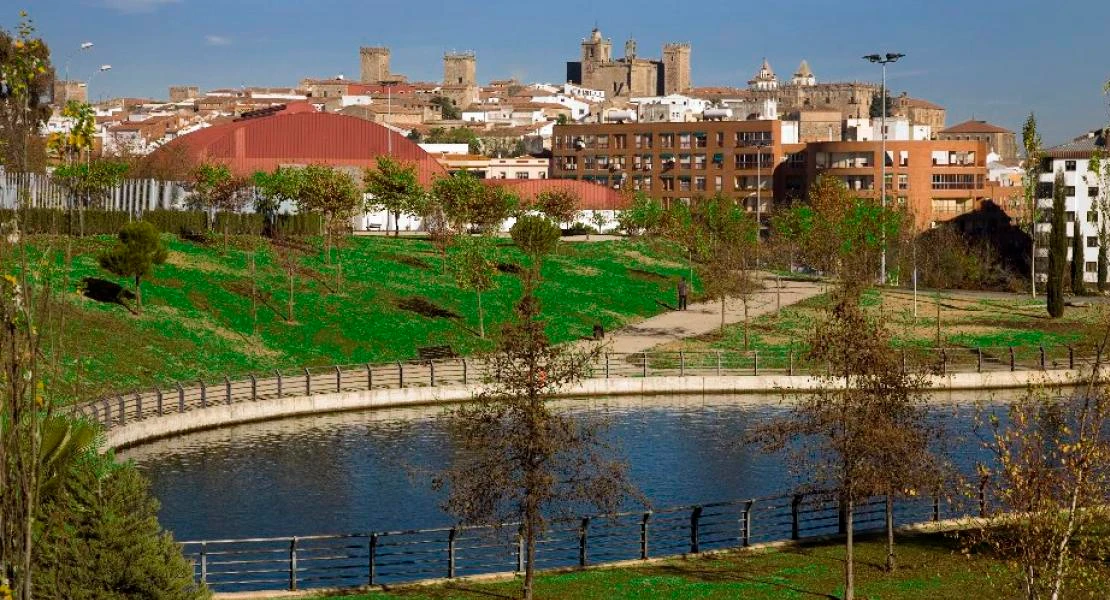 El ayuntamiento de Cáceres cierra sus parques ante las fuertes lluvias y vientos