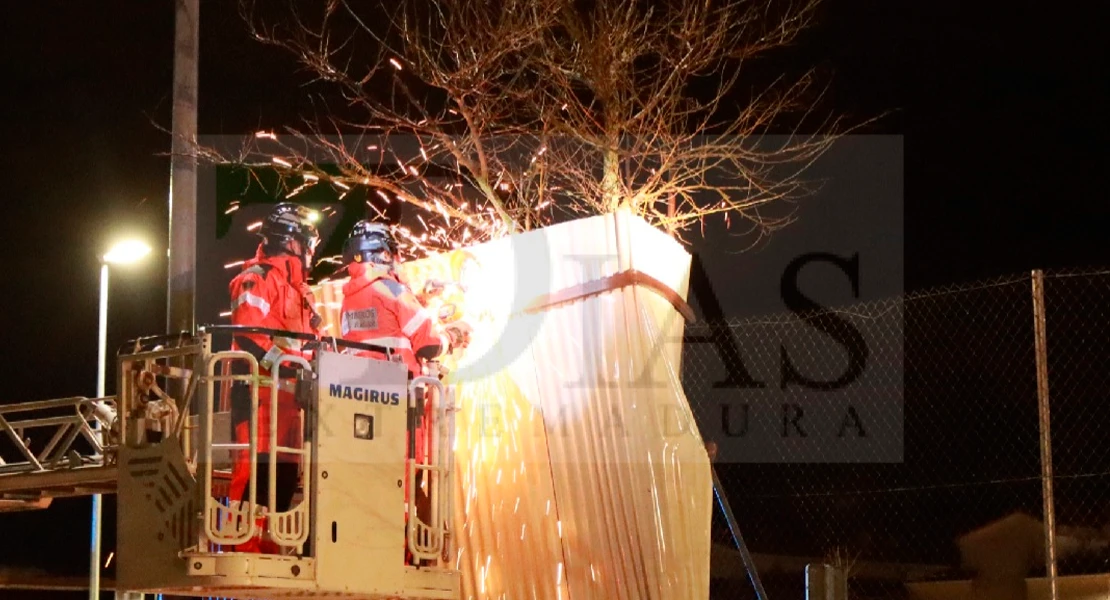 Los daños de 'Martinho' en Badajoz: cae una gran chapa metálica interrumpiendo el tráfico