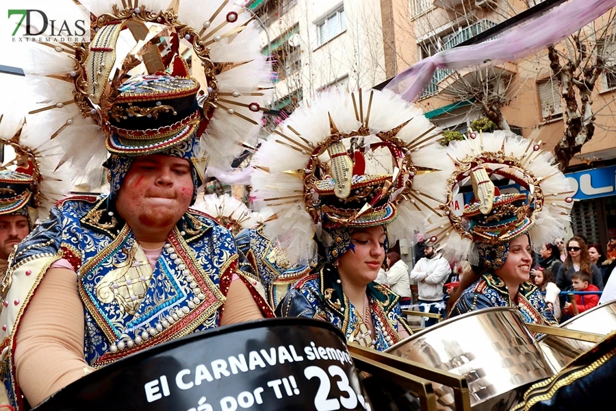 El mejor ambiente para llegar al ecuador del Carnaval de Badajoz está en San Roque