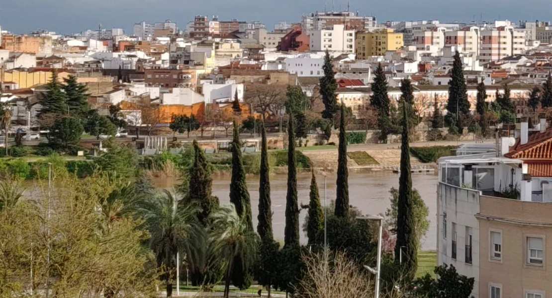 Badajoz en alerta por la crecida del Guadiana: posibles desalojos y cierre de parques