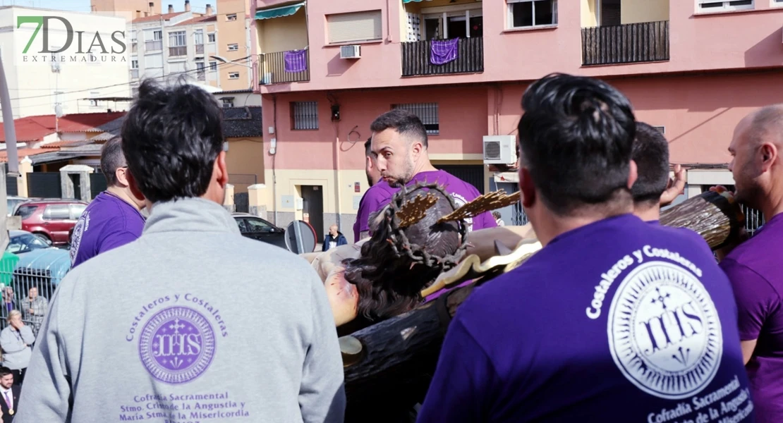 Así han sido las espectaculares salidas del Martes Santo en Badajoz