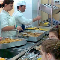 Adiós a la bollería y las bebidas azucaradas: el Gobierno limpia los menús escolares